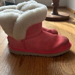 UGG Boots Girl Size 3 Pink and Cream Shearling Boots
Good Condition